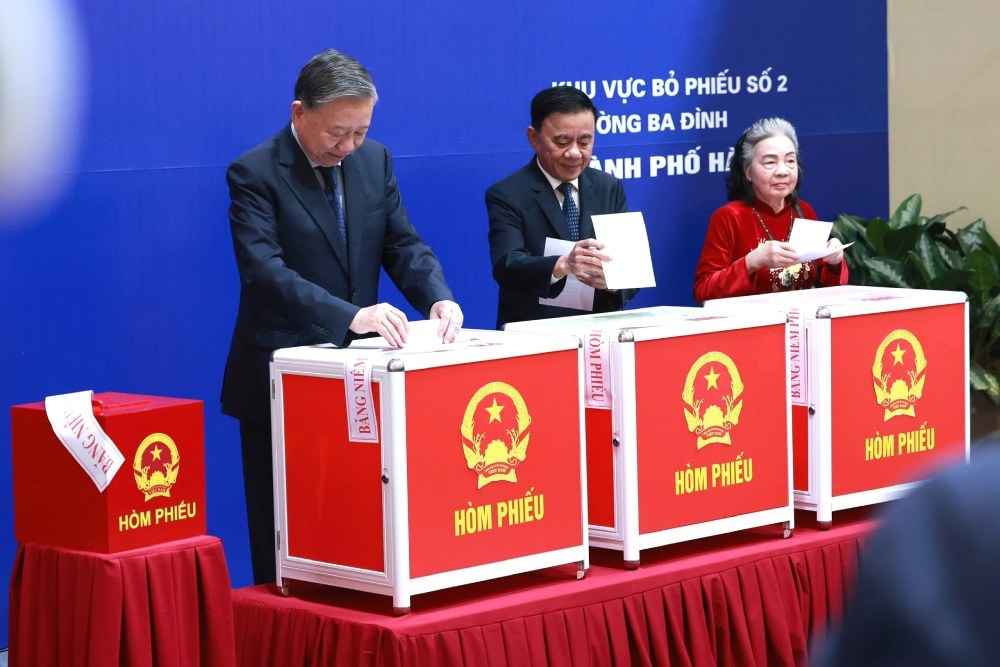 Tổng Bí thư Tô Lâm bỏ phiếu bầu cử đại biểu Quốc hội khóa XVI và đại biểu Hội đồng nhân dân các cấp nhiệm kỳ 2026-2031. Ảnh: Hải Nguyễn