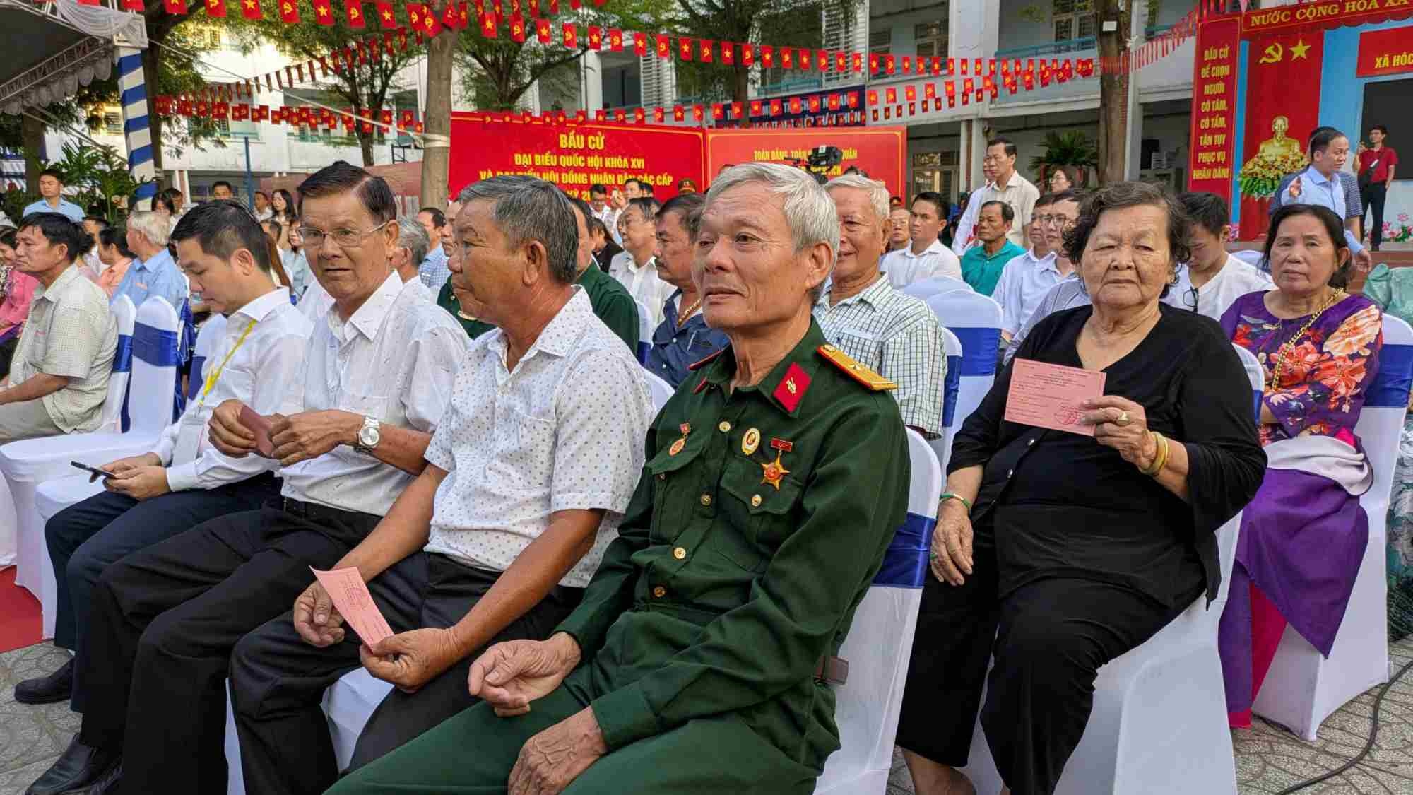 Nhiều cựu chiến binh cũng có mặt từ rất sớm, với gương mặt rạng rỡ và phấn khởi tham dự lễ khai mạc, thể hiện tinh thần trách nhiệm và niềm tin vào ngày hội dân chủ của đất nước.