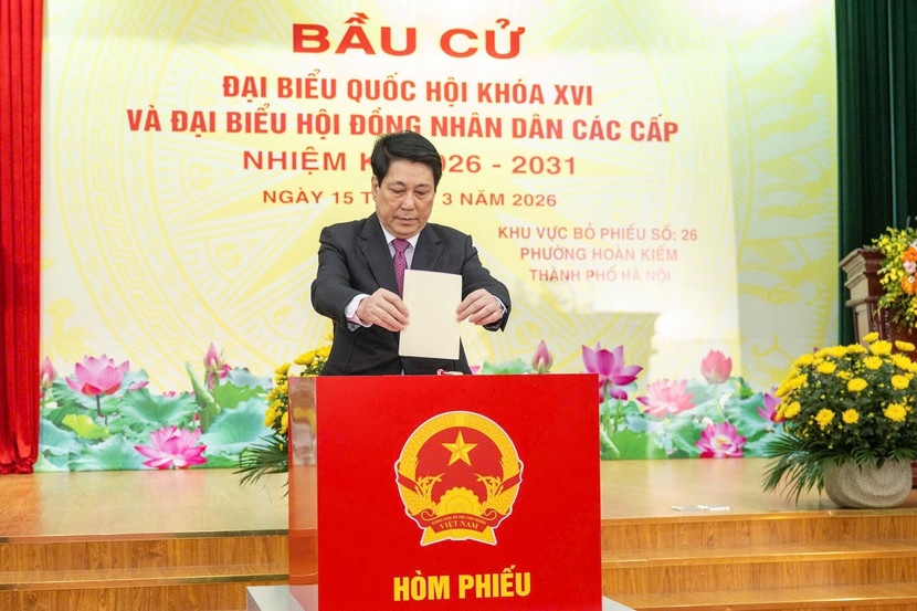Chủ tịch nước Lương Cường bỏ phiếu tại khu vực bỏ phiếu số 26, phường Hoàn Kiếm, thành phố Hà Nội. Ảnh: Phạm Đông