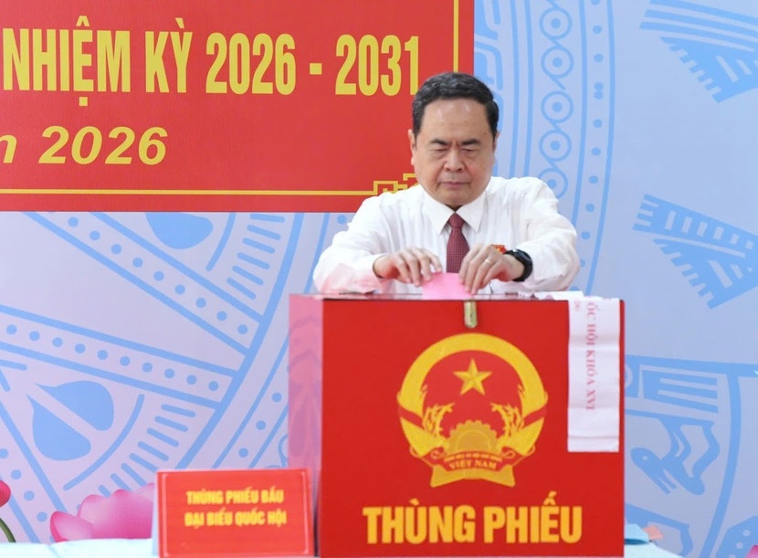 Chủ tịch Quốc hội Trần Thanh Mẫn - Chủ tịch Hội đồng Bầu cử quốc gia thực hiện quyền bầu cử ở khu vực bỏ phiếu số 14, xã Hóc Môn, TP. Hồ Chí Minh