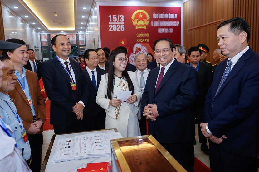 Thủ tướng Chính phủ Phạm Minh Chính và Phu nhân với cử tri tại Khu vực bỏ phiếu số 21 phường Tây Hồ, thành phố Hà Nội