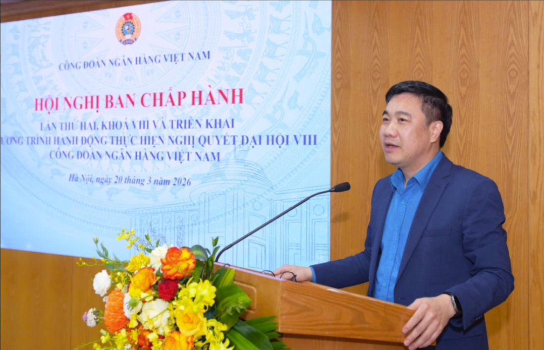 Ông Nguyễn Thành Trung - Phó Chủ tịch Công đoàn NHVN phát biểu tại hội nghị. Ảnh: Hoàng Giáp