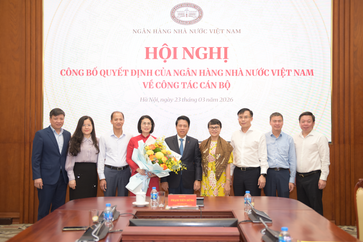 Phó Thống đốc Phạm Tiến Dũng cùng các đại biểu chúc mừng tân Phó Vụ trưởng Vụ Tài chính – Kế toán Đỗ Thị Thu Hương