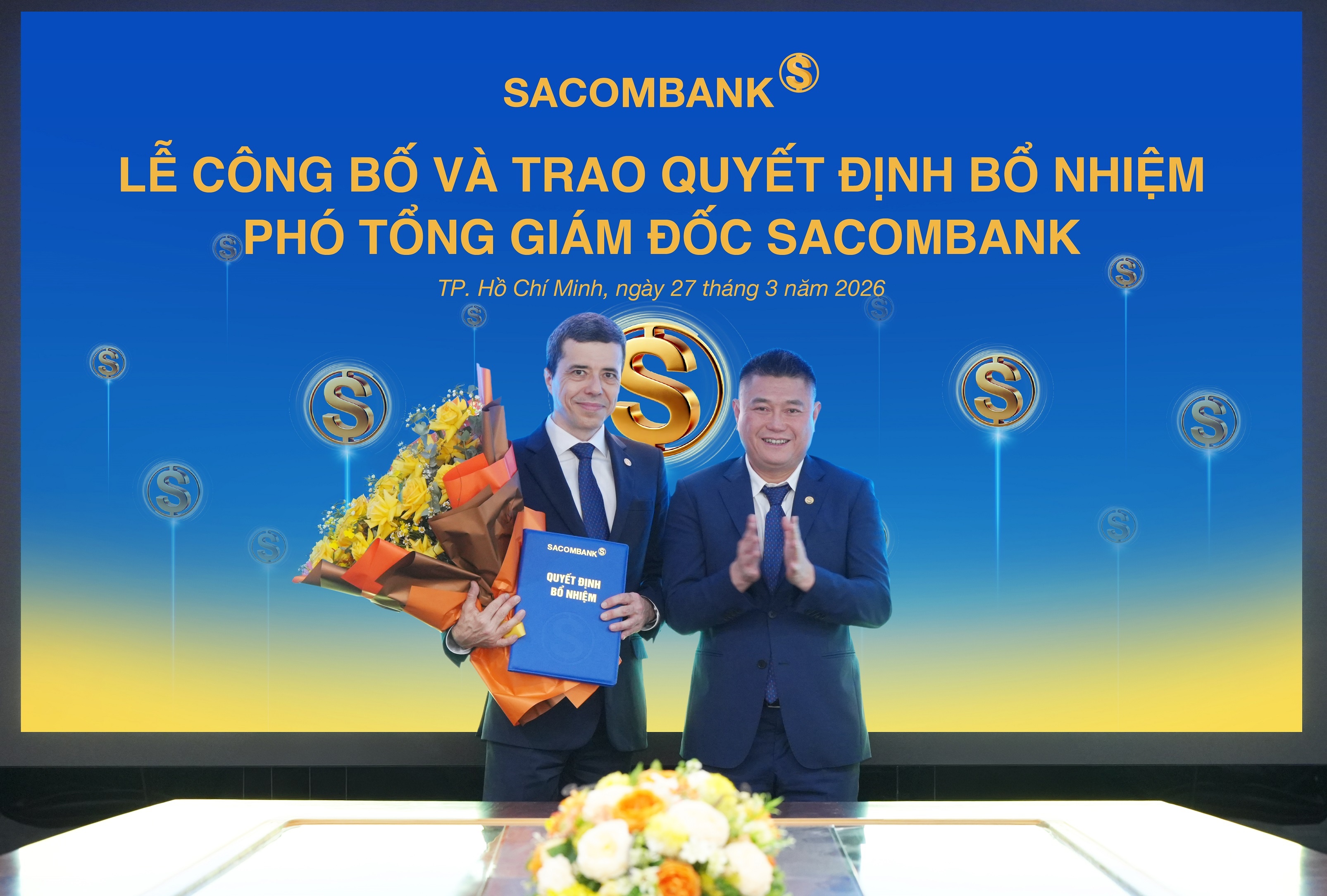 Ông Nguyễn Đức Thuỵ - Tổng Giám đốc SACOMBANK (bên phải) tặng hoa chúc mừng ông Loic Faussier nhận nhiệm vụ tại SACOMBANK