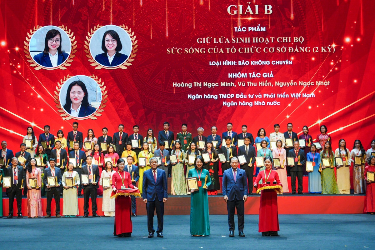 Đảng bộ NHNN xuất sắc đạt 14 giải thưởng tại Cuộc thi chính luận về bảo vệ nền tảng tư tưởng của Đảng trong Đảng bộ Chính phủ lần thứ 2