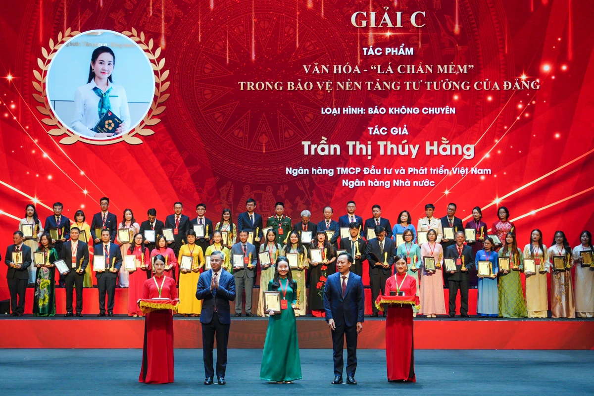 Đảng bộ NHNN xuất sắc đạt 14 giải thưởng tại Cuộc thi chính luận về bảo vệ nền tảng tư tưởng của Đảng trong Đảng bộ Chính phủ lần thứ 2
