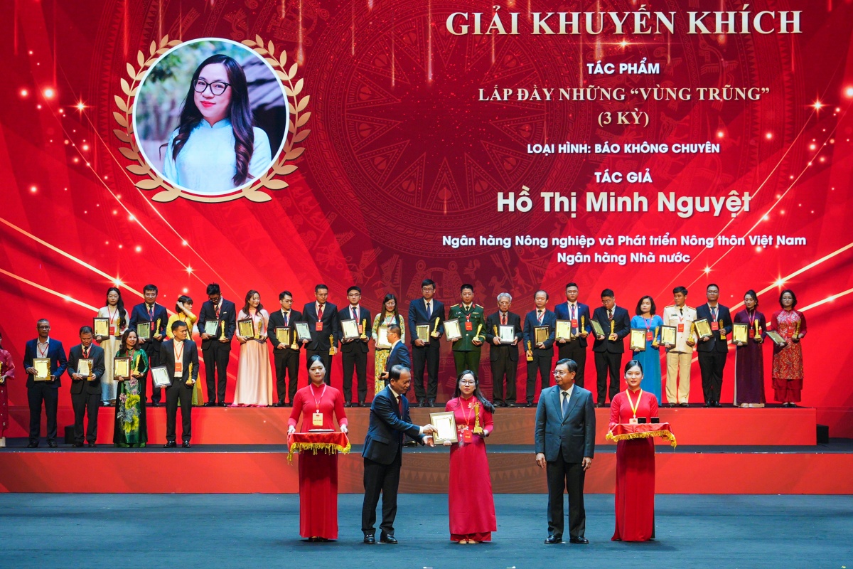 Đảng bộ NHNN xuất sắc đạt 14 giải thưởng tại Cuộc thi chính luận về bảo vệ nền tảng tư tưởng của Đảng trong Đảng bộ Chính phủ lần thứ 2