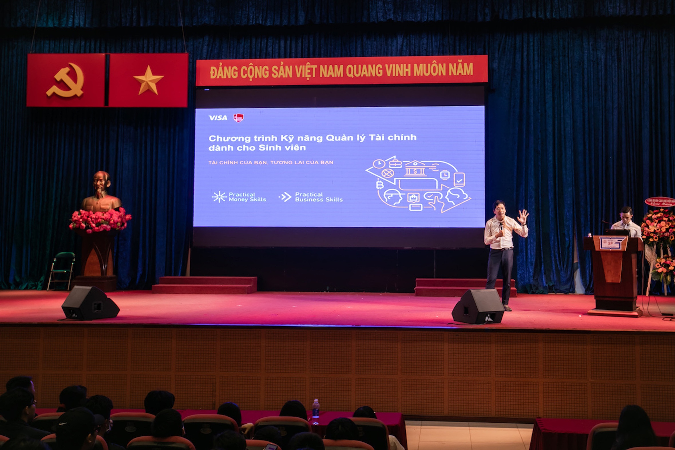 Gần 8.000 sinh viên đến với chương trình Kỹ năng quản lý tài chính ga n 8000 sinh vien de n vo i chuong tri nh ky nang qua n ly ta i chi nh