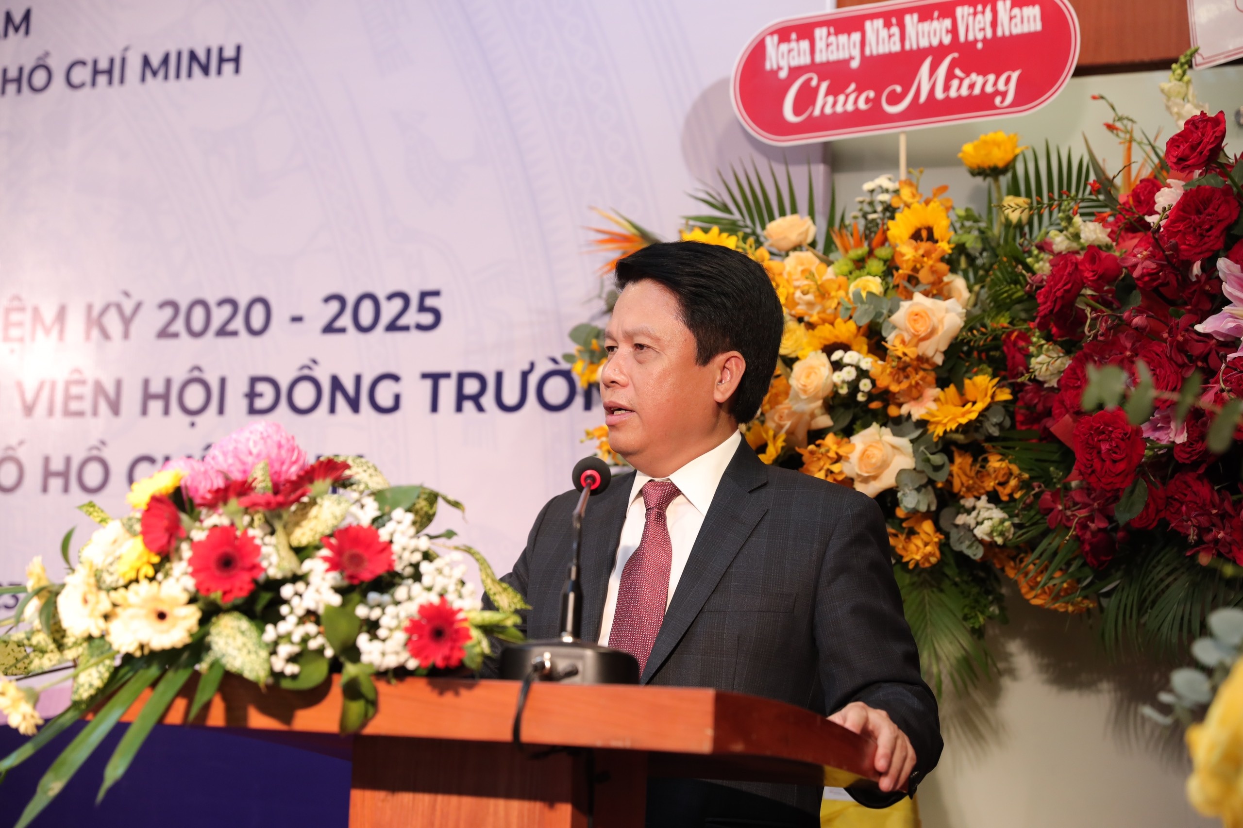 Công bố Quyết định công nhận Hiệu trưởng Trường Đại học Ngân hàng TP.HCM cong bo quyet dinh cong nhan hie u truo ng truo ng da i ho c ngan ha ng tphcm