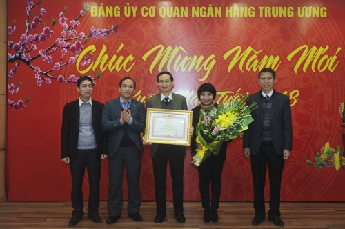 Đảng ủy cơ quan NHTW đón nhận Bằng khen của Thủ tướng Chính phủ