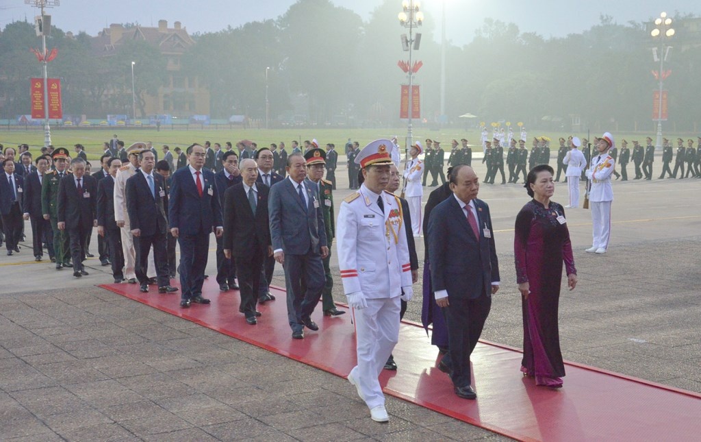 lanh dao dang nha nuoc cung dai bieu du dai hoi xiii vao lang vieng chu tich ho chi minh