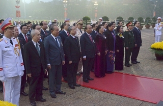 Lãnh đạo Đảng, Nhà nước cùng đại biểu dự Đại hội XIII vào Lăng viếng Chủ tịch Hồ Chí Minh