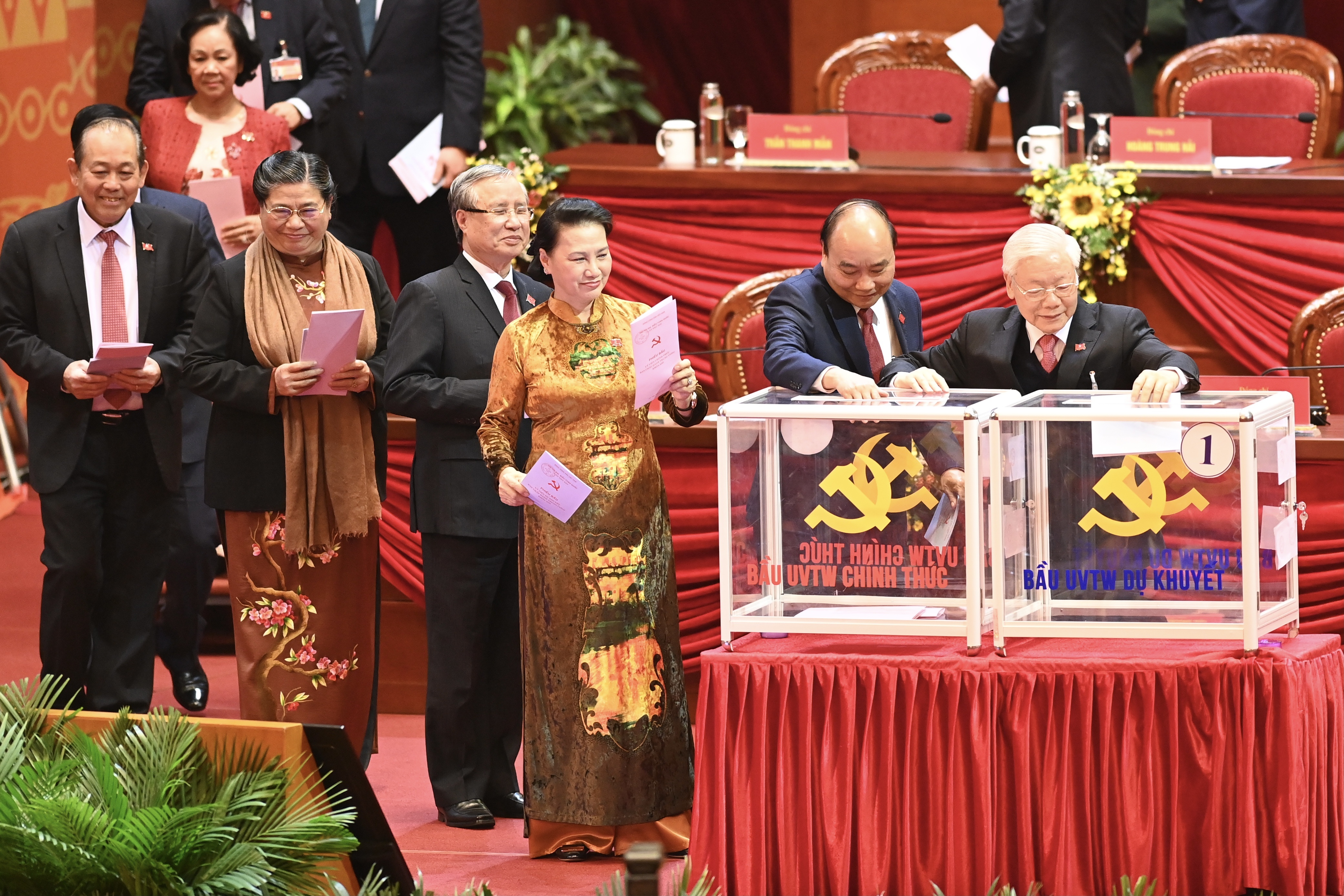 trung uong bau bo chinh tri tong bi thu ban bi thu khoa xiii