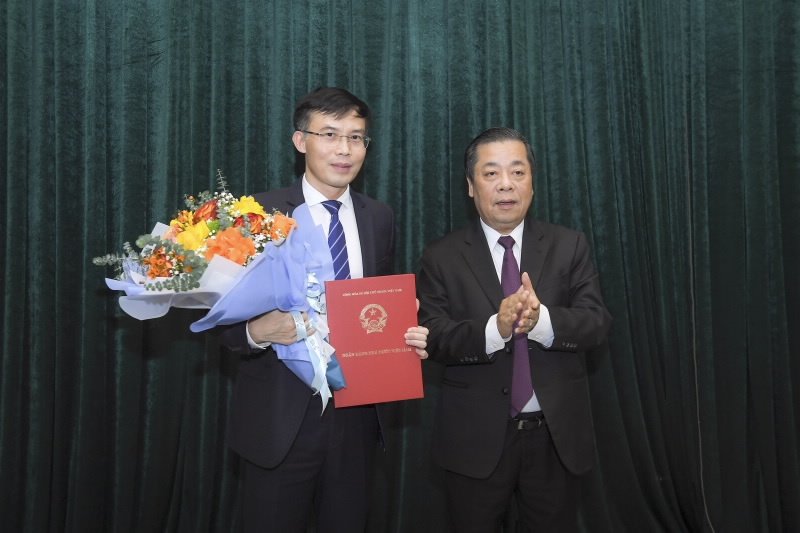 Điều động và bổ nhiệm Phó Vụ trưởng Vụ Tổ chức cán bộ NHNN cong bo quyet dinh dieu dong va bo nhiem pho vu truong vu to chuc can bo