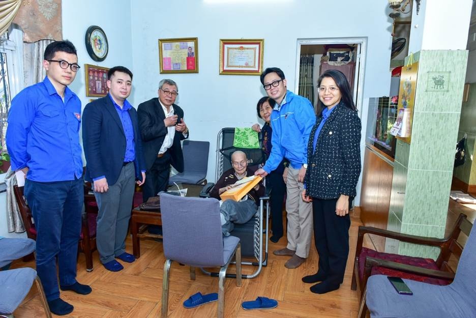 doan thanh nien ngan hang trung uong tham chuc tet can bo huu tri nhnn