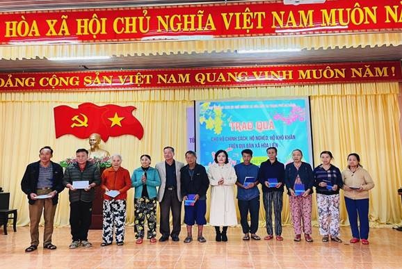 vietinbank song han trao tang qua tet cho nguoi ngheo va gia dinh chinh sach