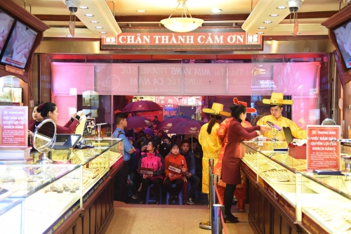 Người dân xếp hàng mua vàng, đón lộc ngày vía Thần Tài