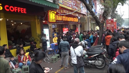 Người dân xếp hàng mua vàng, đón lộc ngày vía Thần Tài