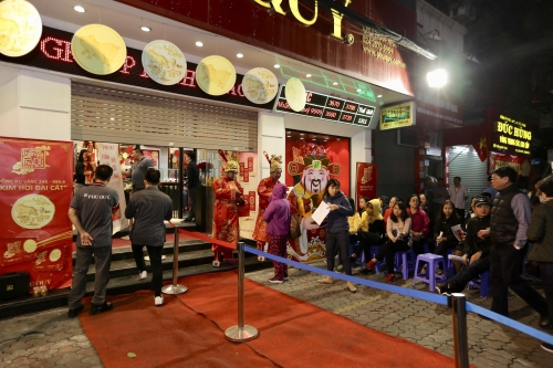 Người dân xếp hàng mua vàng, đón lộc ngày vía Thần Tài