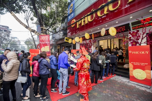 Người dân xếp hàng mua vàng, đón lộc ngày vía Thần Tài