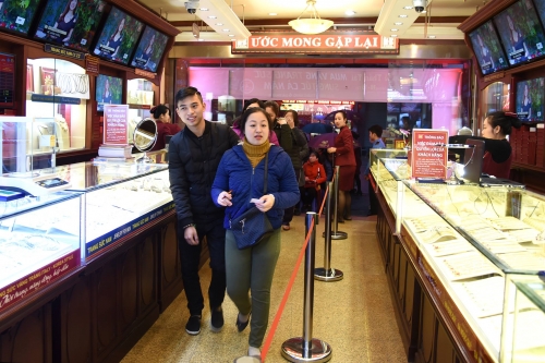 Người dân xếp hàng mua vàng, đón lộc ngày vía Thần Tài