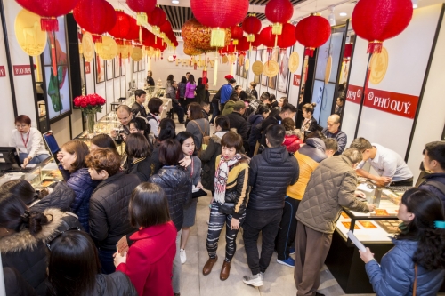 Người dân xếp hàng mua vàng, đón lộc ngày vía Thần Tài