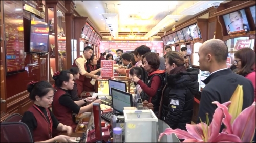 Người dân xếp hàng mua vàng, đón lộc ngày vía Thần Tài