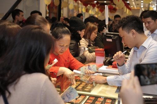 Người dân xếp hàng mua vàng, đón lộc ngày vía Thần Tài