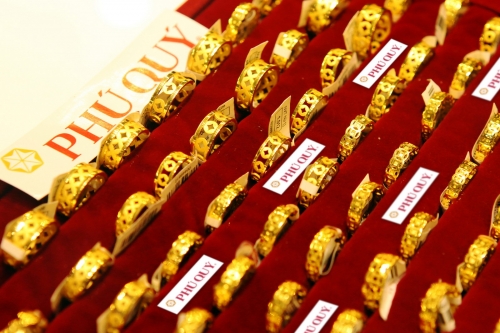 Người dân xếp hàng mua vàng, đón lộc ngày vía Thần Tài