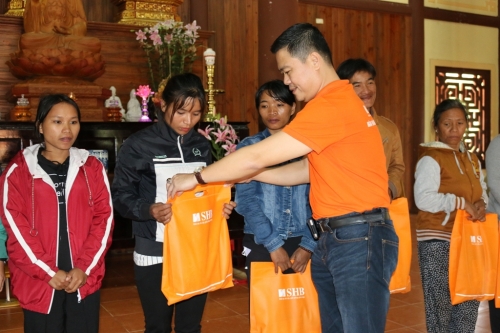 SHB đến với đồng bào khó khăn qua chương trình “Tết sẻ chia - Xuân sum vầy” SHB đến với đồng bào khó khăn qua chương trình “Tết sẻ chia - Xuân sum vầy”