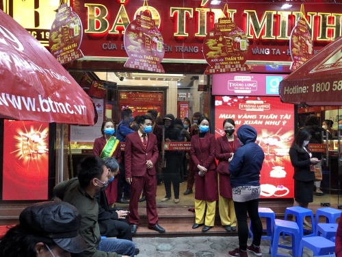 Mua vàng ngày vía Thần Tài: Nhờ người thân hoặc mua online để tránh lây virus corona mua vang ngay via than tai nho nguoi than hoac mua online de tranh lay virus corona