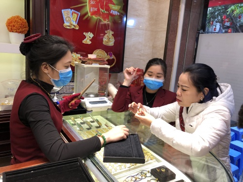 Mua vàng ngày vía Thần Tài: Nhờ người thân hoặc mua online để tránh lây virus corona mua vang ngay via than tai nho nguoi than hoac mua online de tranh lay virus corona