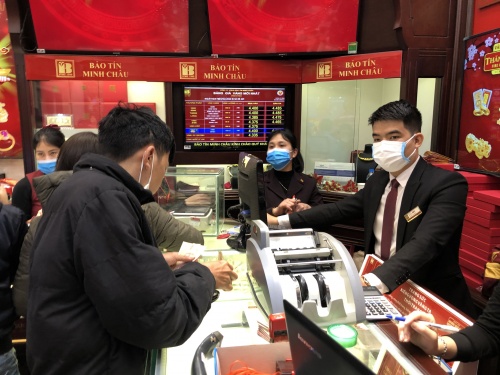 Mua vàng ngày vía Thần Tài: Nhờ người thân hoặc mua online để tránh lây virus corona mua vang ngay via than tai nho nguoi than hoac mua online de tranh lay virus corona