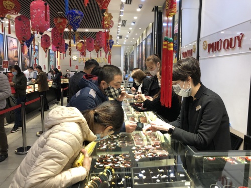 Mua vàng ngày vía Thần Tài: Nhờ người thân hoặc mua online để tránh lây virus corona mua vang ngay via than tai nho nguoi than hoac mua online de tranh lay virus corona