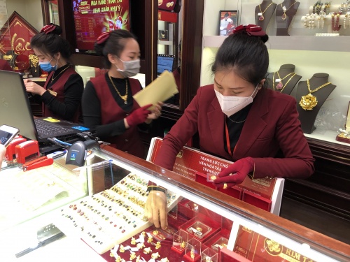 Mua vàng ngày vía Thần Tài: Nhờ người thân hoặc mua online để tránh lây virus corona mua vang ngay via than tai nho nguoi than hoac mua online de tranh lay virus corona