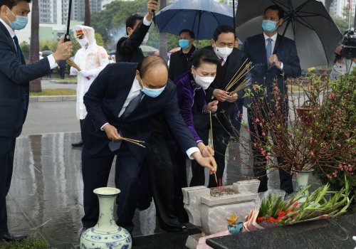 lanh dao dang nha nuoc tuong nho chu tich ho chi minh va cac anh hung liet si