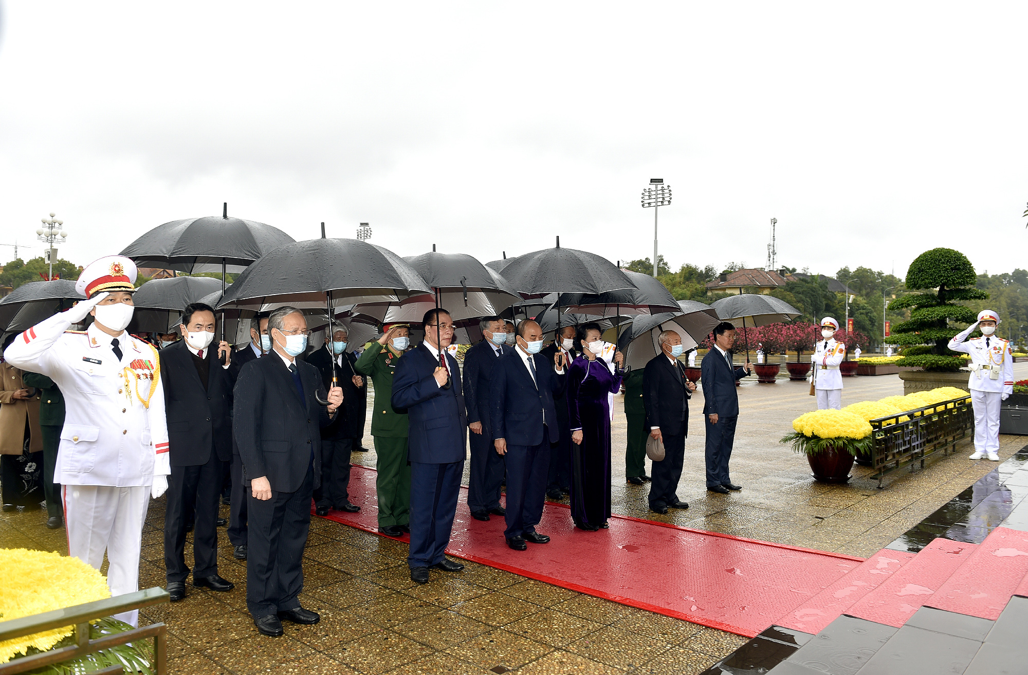 lanh dao dang nha nuoc tuong nho chu tich ho chi minh va cac anh hung liet si