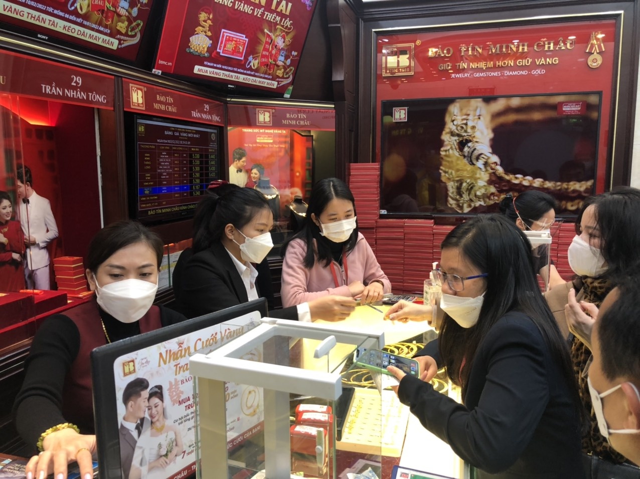 ngay via than tai nhieu nguoi dan mua vang cau may