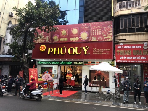 ngay via than tai nhieu nguoi dan mua vang cau may