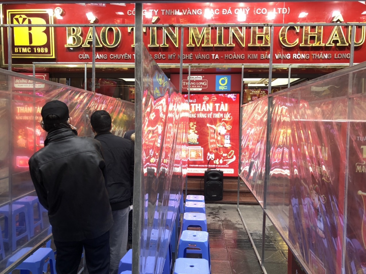 ngay via than tai nhieu nguoi dan mua vang cau may