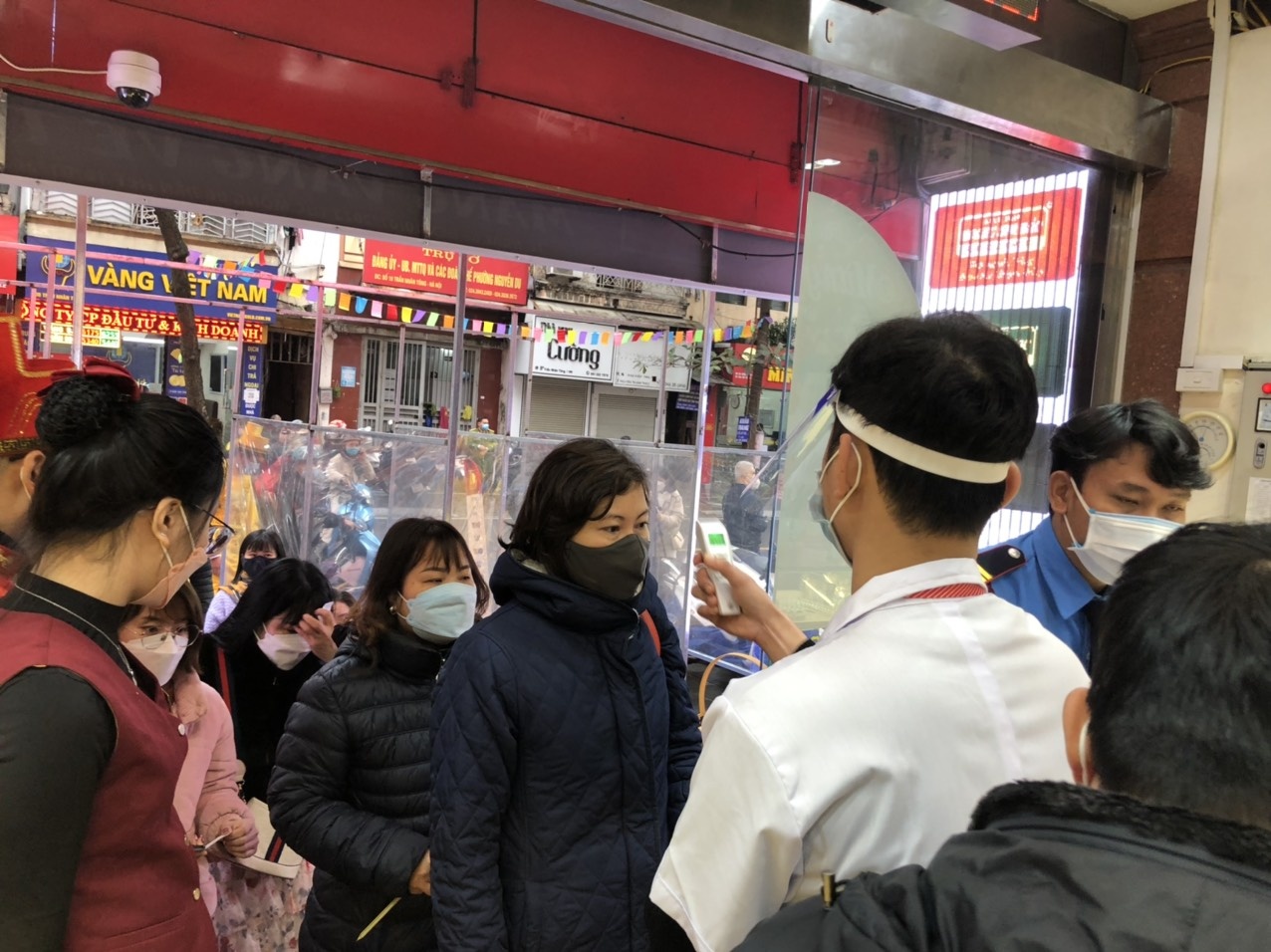 ngay via than tai nhieu nguoi dan mua vang cau may