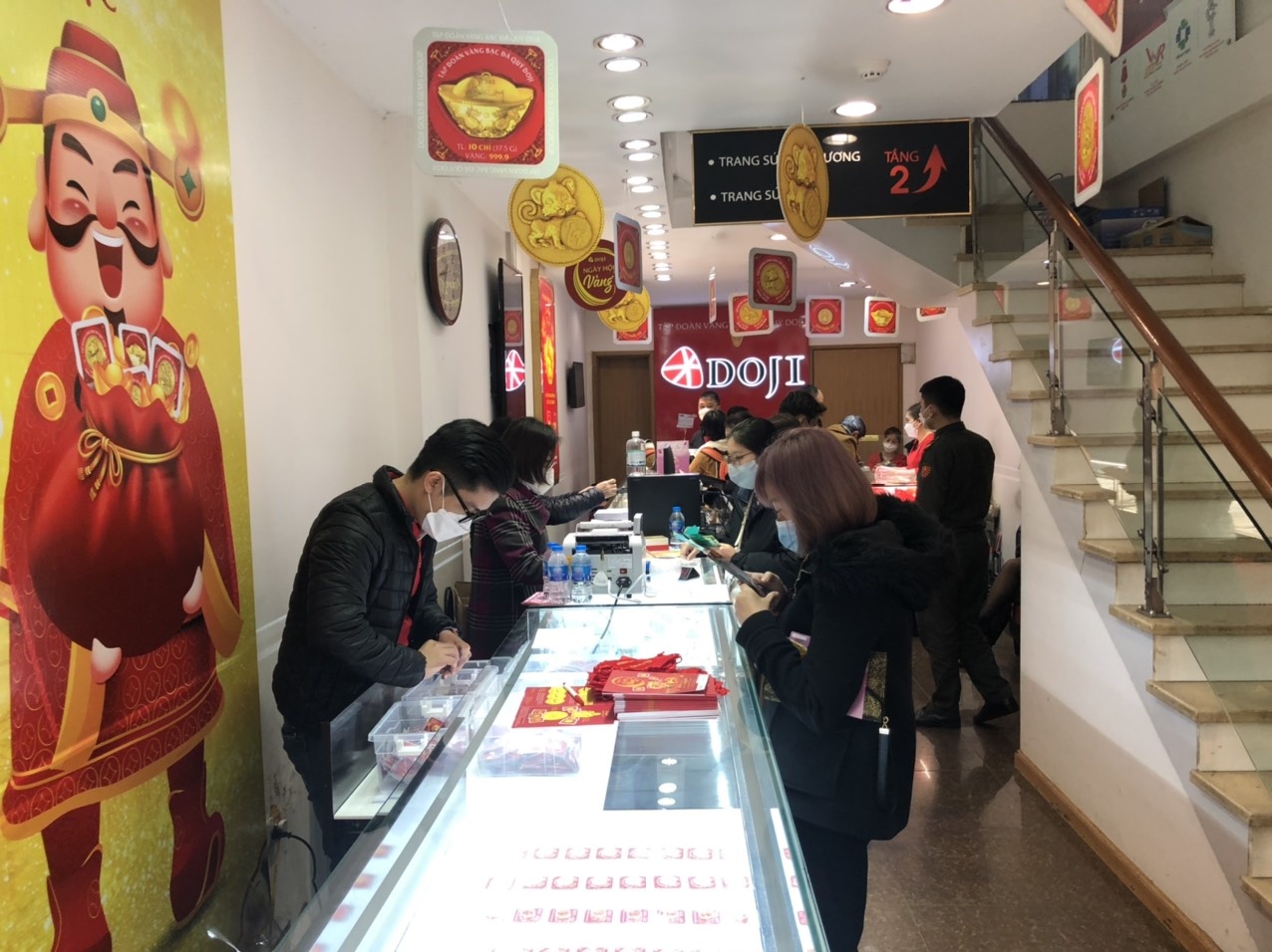 ngay via than tai nhieu nguoi dan mua vang cau may