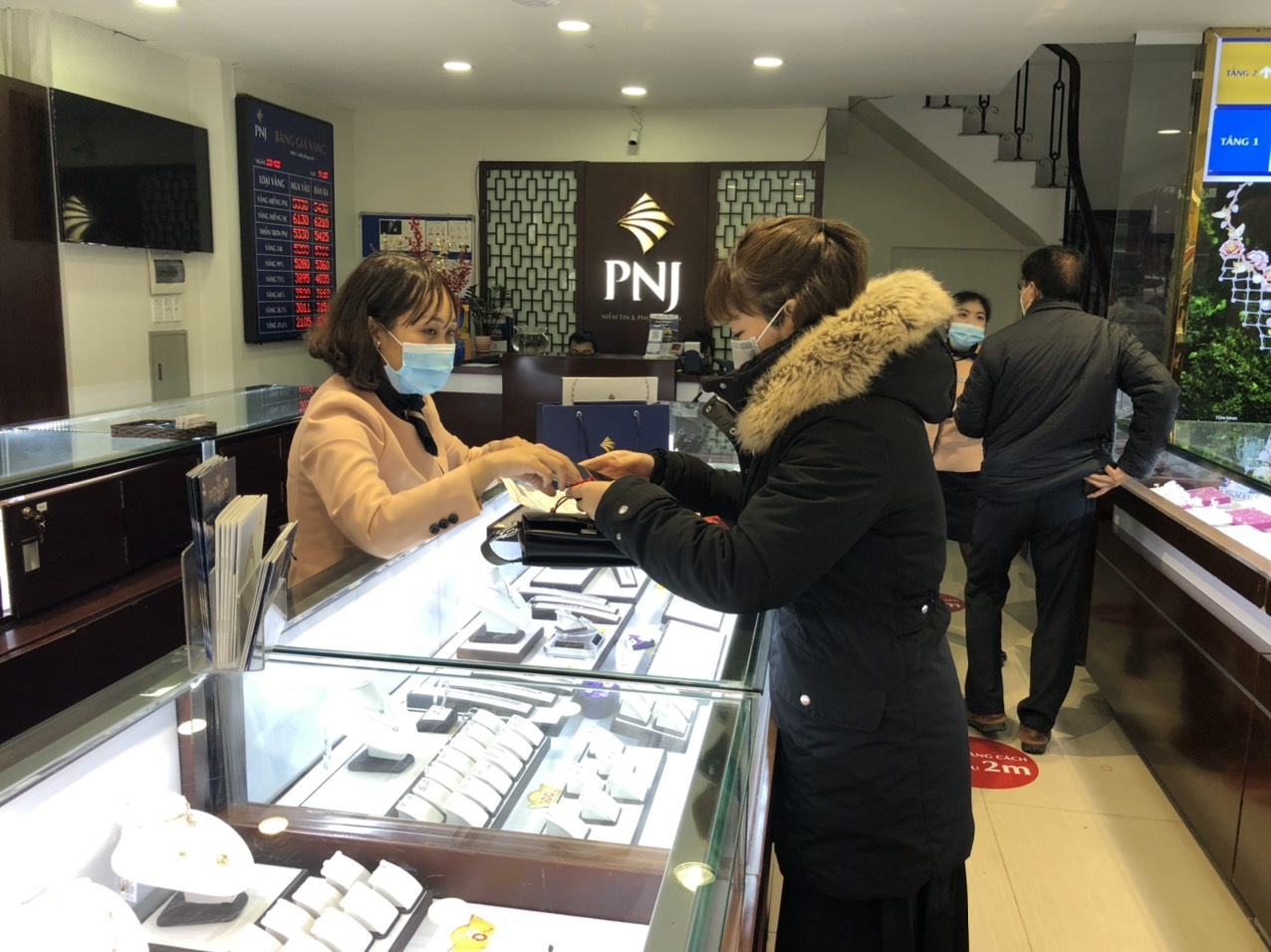 ngay via than tai nhieu nguoi dan mua vang cau may