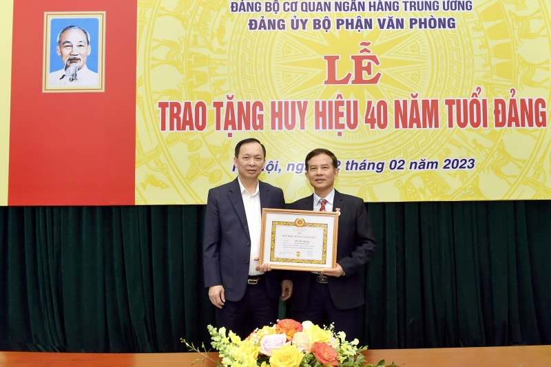 trao tang huy hieu 40 nam tuoi dang cho dang vien thuoc dang bo bo phan van phong