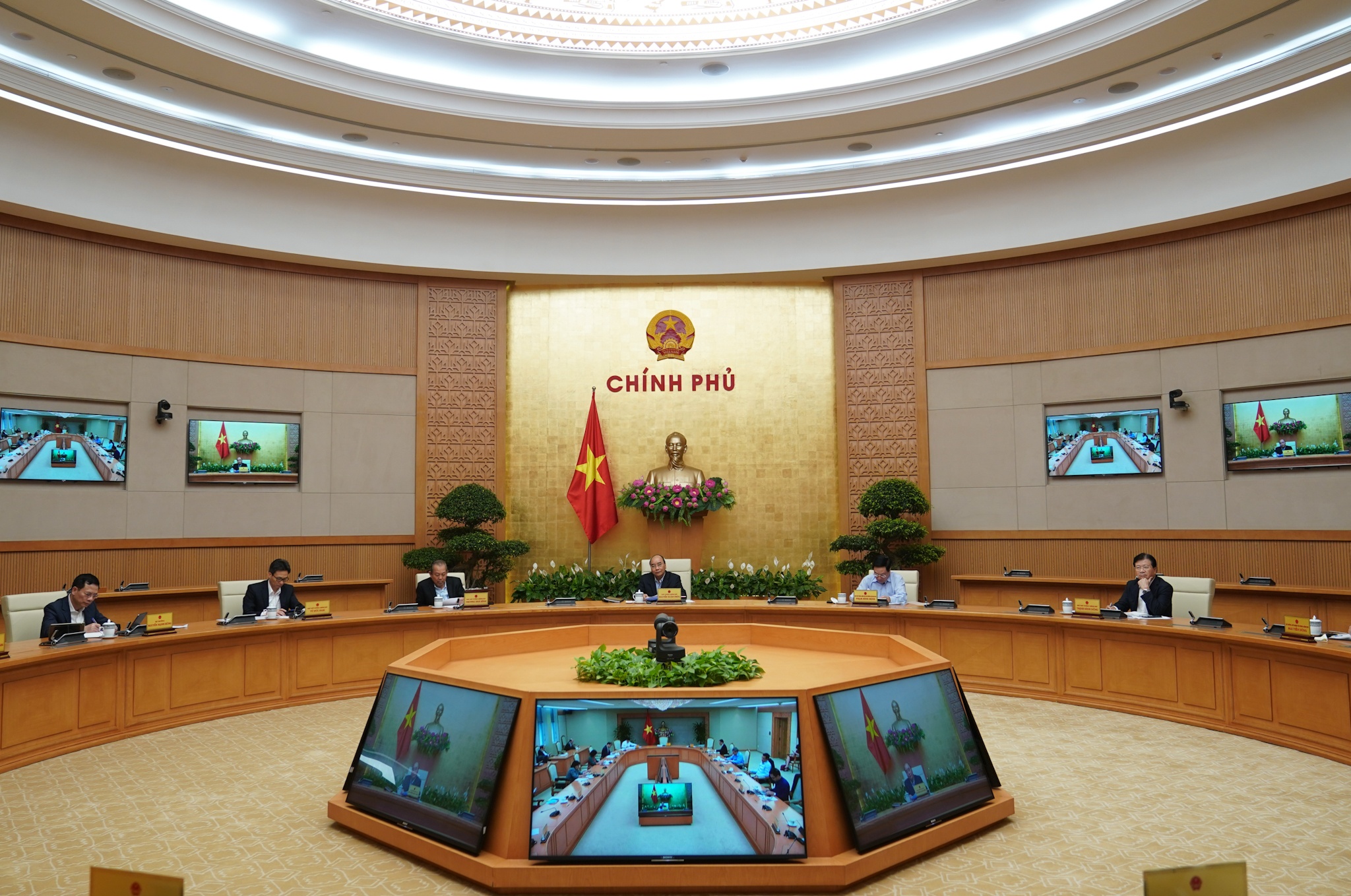 Thủ tướng yêu cầu đóng cửa các dịch vụ không cần thiết