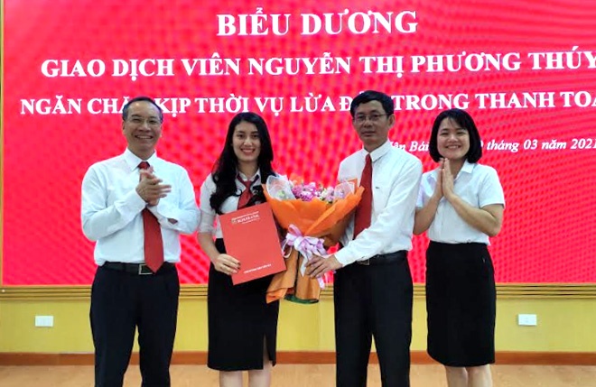 giao dich vien agribank canh giac ngan chan mot vu lua dao su dung cong nghe cao