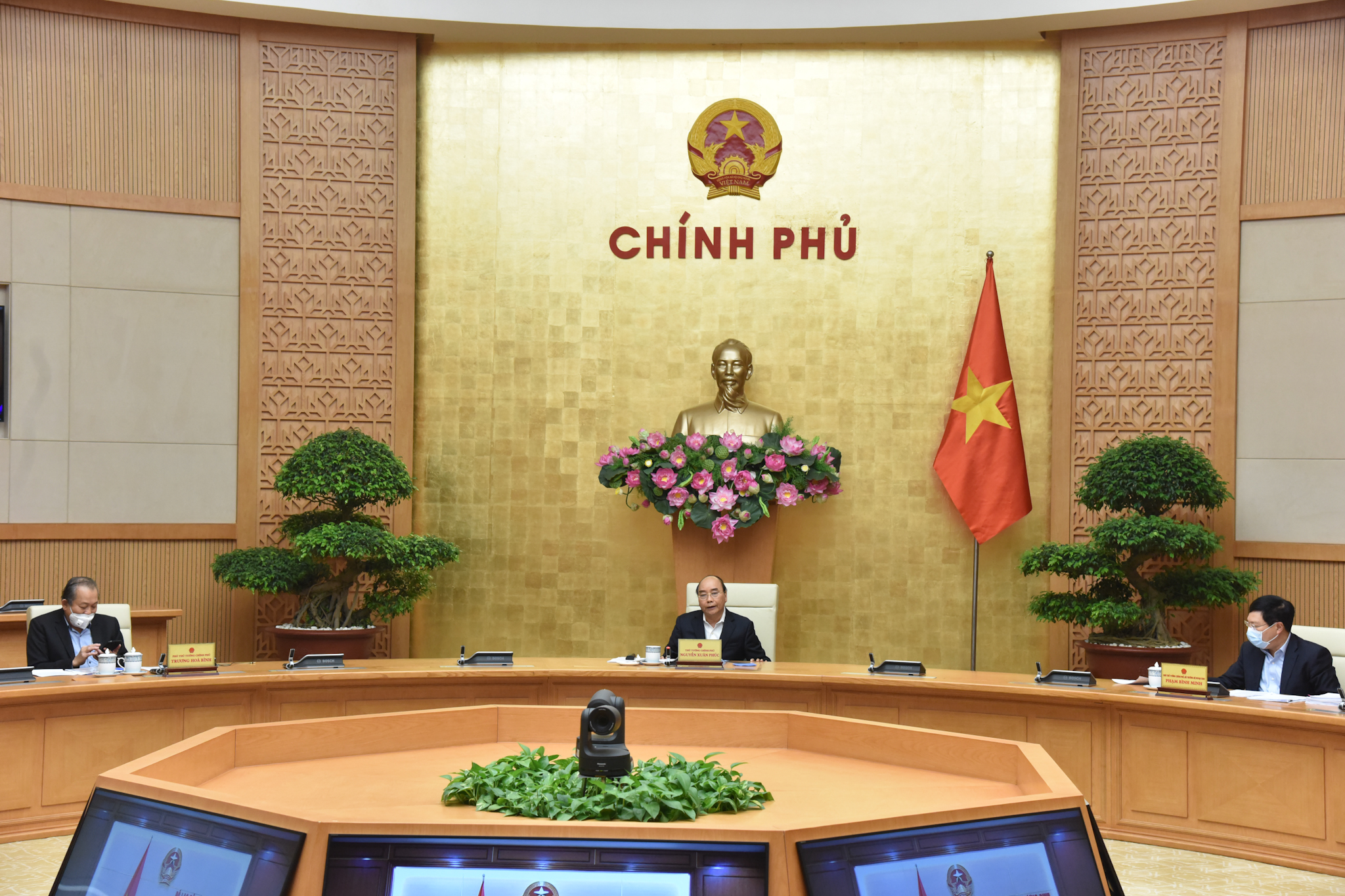 Thủ tướng: Xử lý nghiêm người không thực hiện cách ly toàn xã hội