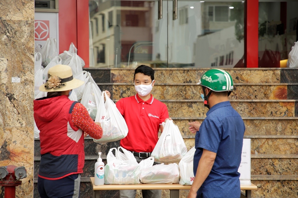 seabank trao tang 352 tan gao cho nguo i nghe o trong mu a di ch covid 19