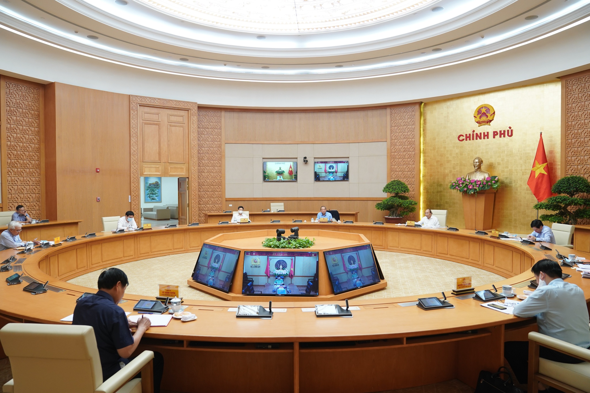 Thủ tướng: Chuyển sang giai đoạn chống dịch dài hơi hơn, cùng với phát triển KTXH Thủ tướng: Chuyển sang giai đoạn chống dịch dài hơi hơn, cùng với phát triển KTXH