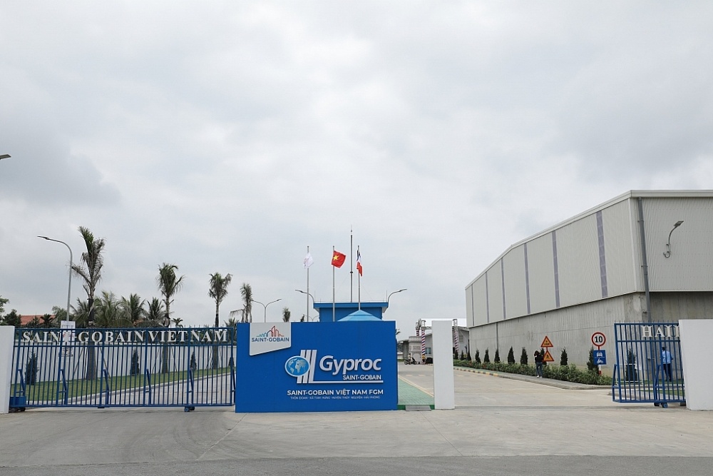 saint gobain viet nam ra mat san pham tran vinh tuong sieu bao ve co kha nang thanh loc khong khi